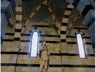 Par rapport à l'extérieur, l'intérieur de l'église santa Maria della Spina est relativement simple. Elle comporte une seule pièce, dont le plafond a été peint pendant la reconstruction de l'église au XIXe siècle.