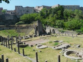 Longtemps autonome et fief intellectuel du monde étrusque, Volterra ne cessera de s'épanouir jusqu'à l'arrivée des Romains. Ainsi, chaque passage de l'histoire marquera incontestablement la ville et la façonnera au point de lui donner aujourd'hui, tous les visages d'un grand passé.