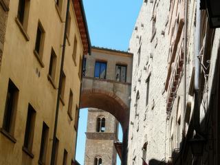 Les ruelles sont ponctuées d'arcades massives ou plus légères comme celle-ci.