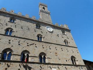 Vue sur la partie supérieure du palazzo dei Priori (palais des Prieurs), du XIIIe. siècle. Sa masse puissante est surmontée par la Tour de l'Horloge.