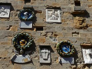 La façade du palazzo dei Prioro est couverte de blasons et écussons des gouverneurs florentins.