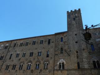 Vue sur la partie supérieure du palazzo pretorio (XIIIe. siècle). Ce palais est accompagné par la tour du Podestat dite "del Porcellino" en raison du petit sanglier qui la domine.