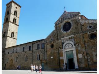 La cathédrale (duomo) Santa Maria Assunta de Volterra, de style roman, fut reconstruite après le violent tremblement de terre de 1117, et consacrée en 1120. Elle fut agrandie dans la seconde moitié du Duocento (XIIIe. siècle), puis remaniée en 1584 par Leornardo Ricciarelli et enfin restaurée dans les années 1950. Son campanile date de 1493.