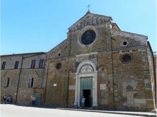 L'évêque et seigneur de Volterra, Galgano Pannocchieschi, fut massacré en 1170 par la population de la ville sur le seuil de la cathédrale.