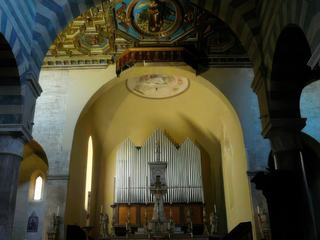 Sur l'autel, le ciborium et les deux anges, sont l'oeuvre de Mino da Fiesole.