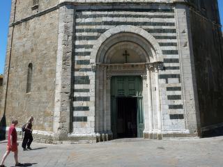 En face de l'église, le baptistère octogonal du XIIIe. siècle et sa façade en marbre, de style roman pisan.