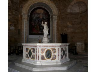 Les fonts baptismaux en marbre vert et blanc d'Andrea Sansovino (1502).