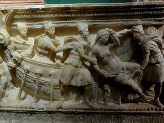 Sur cette urne cinéraire, en forme de sarcophage, l'enlèvement d'Hélène, femme du roi de Sparte, Ménélas, par Pâris l'un des fils du roi de Troie, Priam (à l'origine de la guerre de Troie).