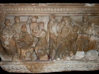 Et encore l'enlèvement de la belle Hélène sur une autre urne cinéraire en forme de sarcophage.