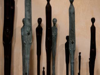 Statuettes votives de bronze. C'est à Volterra que Giacometti les vit pour la première fois et s'inspira de cette sculpture étrusque longiligne et puissante. Belle exposition, " Giacometti et les Etrusques ", jusqu'au 08/01/2012, à la Pinacothèque de Paris.