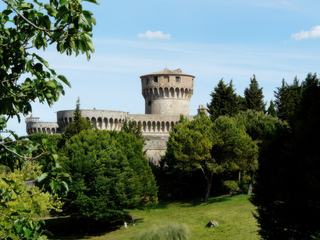 De l'époque Renaissance, il reste l'imposante forteresse des Médicis. Le Mastio (donjon) est composé de la Rocca Vecchia (1300) et de la Rocca Nuova (1400).