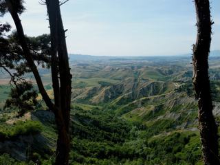 Des collines dénudées et de profondes entailles caractérisent la campagne autour de Volterra.