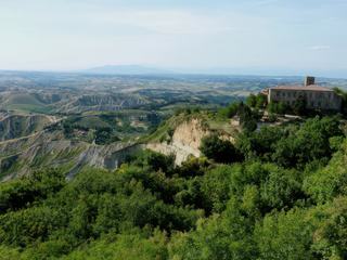 Le dernier monastère, la Badia Camaldolese (abbaye des Camaldules), fut abandonné en 1861 devant le vide qui avançait.