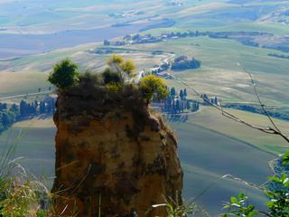 Falaise plantée au milieu de la campagne de Volterra.