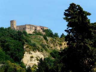 Vue sur la badia Camaldonese, depuis un autre chemin. C'est vrai que de ce côté là, elle est vraiment au bord du précipice.