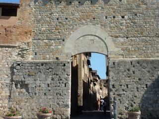 Entrée dans San Gimignano par la porte principale et la rue du même nom : la Porta San Giovanni.