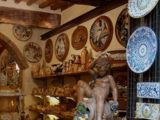 Les magasins regorgent de vases, jarres, masques, assiettes peintes avec des motifs Renaissance.