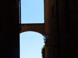 Empruntons une ruelle médiévale pour faire le tour des remparts.