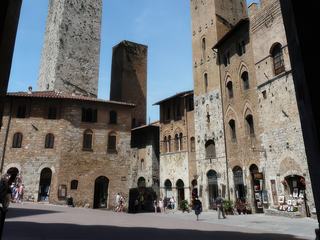 Vue sur la piazza del duomo et ses maisons-tours.
