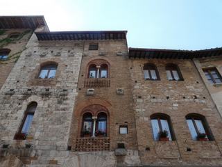Les belles fenêtres des palais de la piazza della Cisterna.