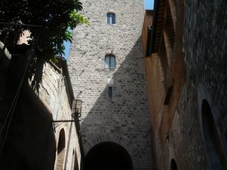 Vue sur La Torra Grossa (Grosse Tour), où nous monterons au sommet à 54 mètres de hauteur. Cette tour, la plus haute, est celle du palazzo del Popolo (palazzo Nuovo del Podestà) construit en 1283 sur les plans d'Arnolfo di Cambio.