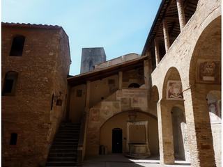 L'accès au Palazzo del Popolo (Nuovo Palazzo del Podestà) se fait par une jolie cour du XIVe siècle, décorée de fresques du Sodama.