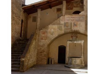 Le puits et l'escalier orné d'une série de blasons.