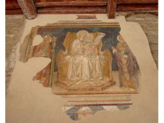 Vierge à l'Enfant en majesté, entourée des saints Geminiano et Grégoire. Fresque attribuée à Taddeo di Bartolo, ou tout au moins à l'école siennoise.
