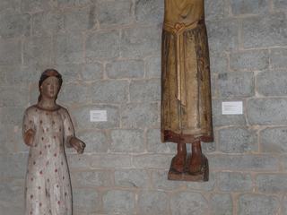 L'Ange de l'Annonciation (XVe.siècle) et Crucifix en Bois(Musée d'Art Sacré).