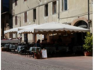 Pause déjeuner en terrasse sur la piazza di Sant'Agostino (merci le Routard).