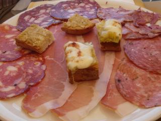 Charcuterie et bruschetta d'artichaut confit à l'huile d'olive.