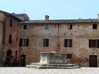 Puits sur la piazza di Sant'Agostino.