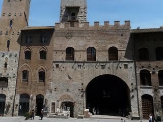 Nous revoici sur la Piazza del Duomo avec la tour Rognosa.