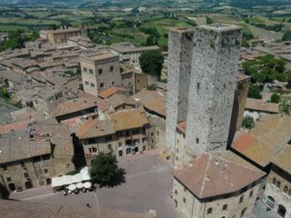 Vue sur les tours jumelles des Salvucci, depuis la tour Grossa (54m).