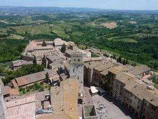 Vue sur la piazza della Cisterna, depuis la Tour Grosso (54m).