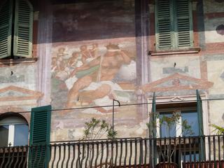 Des fresques restent encore visibles sur les façades des maisons