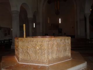 Le baptistère en marbre