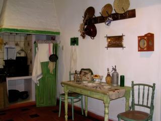 Coin repas dans la cuisine.