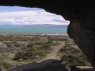 Vue sur le lac depuis une grotte. Ce site était un des lieux de vilégiature des indiens Aoniken (appelés Tehuelche par les Mapuche, peuple du nord, Tehuelche signifiant "ceux du sud"). C'était un peuple nomade qui venait pêcher ici, au bord du lac.