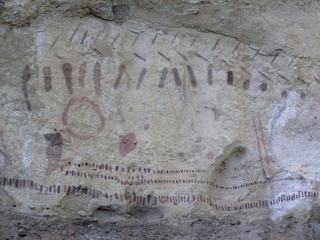 Peintures rupestres Tehuelche. Les points et traits semblent très importants dans la culture Aoniken: ils permettent de connaître les cycles féminins et les bonnes périodes pour la chasse.