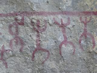 Représentation d'hommes jeunes (bras levés).
