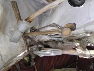 Reconstitution à l'intérieur d'une tente Aoniken, à bases d'os et de ligaments de guanacos, et de branches.