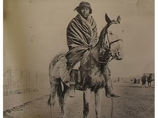 Indien Tehuelche (cliché du petit musée local). En 1865, les indiens Tehuelches de ce nord de la Patagonie virent débarquer sur leurs côtes des immigrés gallois, qui fuyaient la pauvreté de leur pays et la répression anglaise. Les relations entre les Tehuelches et ces Gallois furent excellentes, les colons gallois prospérèrent au fil des ans, fondant la ville de Rawson et d’autres colonies.Pour les Tehuelches, il en alla tout autrement.