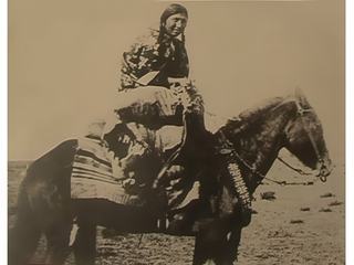 Les indiens furent les victimes de ce qui est largement considéré aujourd’hui comme un ethnocide: la tristement fameuse Conquista del desierto des années 1870. Aucun groupe ne parvint à maintenir son intégrité et à rester dans ses terres. Quelques uns des vaincus de la Conquista ont même terminé leur vie dans le musée de La Plata, où ils étaient exposés comme spécimens humains. Des Tehuelches furent aussi exhibés dans les zoos humains en Europe (voir la belle exposition du musée du Quai Branly).