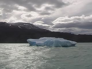 Nous venons de partir, et déjà nous rencontrons un premier iceberg sous un ciel couvert.