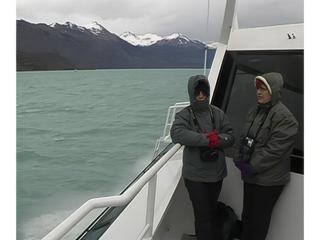 C'est glacial, mais pas question de rester à l'intérieur du catamaran. Pull, polaire, coupe-vent bonnet et gants nous permettent d'apercevoir le glacier Seco.