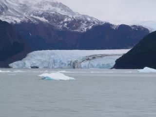 L'approche du glacier Spegazzini se fait au milieu d'icebergs gigantesques, par le bras nord du Lago Argentino.
