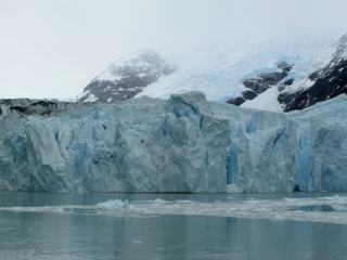 Le glacier dévale les montagnes et termine sa course dans le lac Argentino.