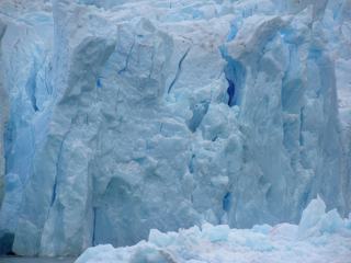 La glace est bleue, car elle provient du fond du glacier et a été fortement compressée.