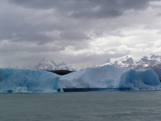 Des murs de glace collés entre eux avec des nuances de bleu incroyable!